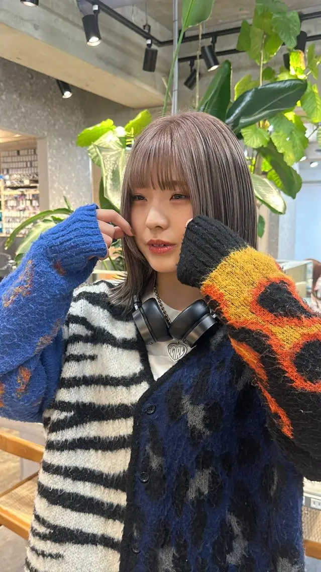 ミディアム カラー ネイル マツエク・マツパ アイブロウ 失敗しないハイトーン ✨ミルクティー/ミワのヘアスタイル