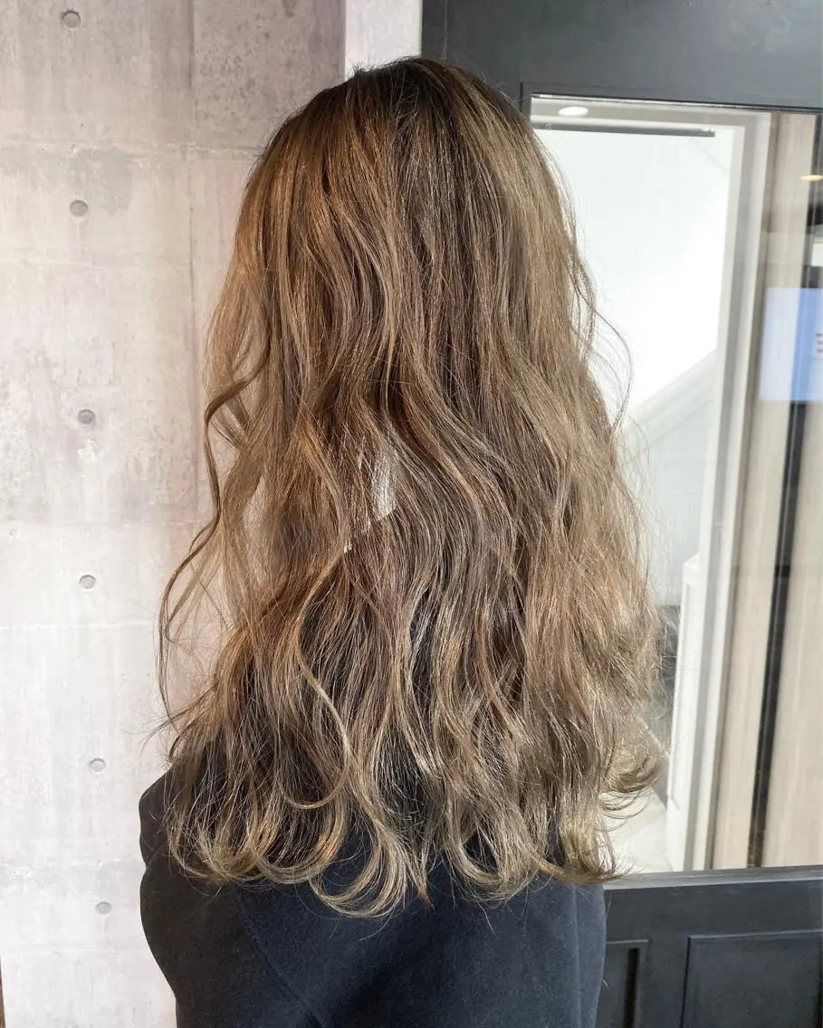 ロング カラー ベージュカラー Mika XELVEのヘアスタイル