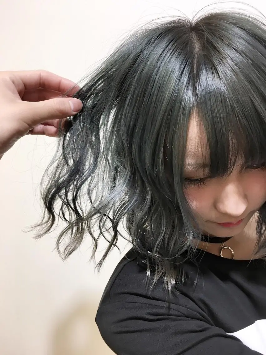 ショート カラー ブリーチ ブルーカラー ブルージュ 海外風レイヤーカット 👑店長 平松 由のヘアスタイル