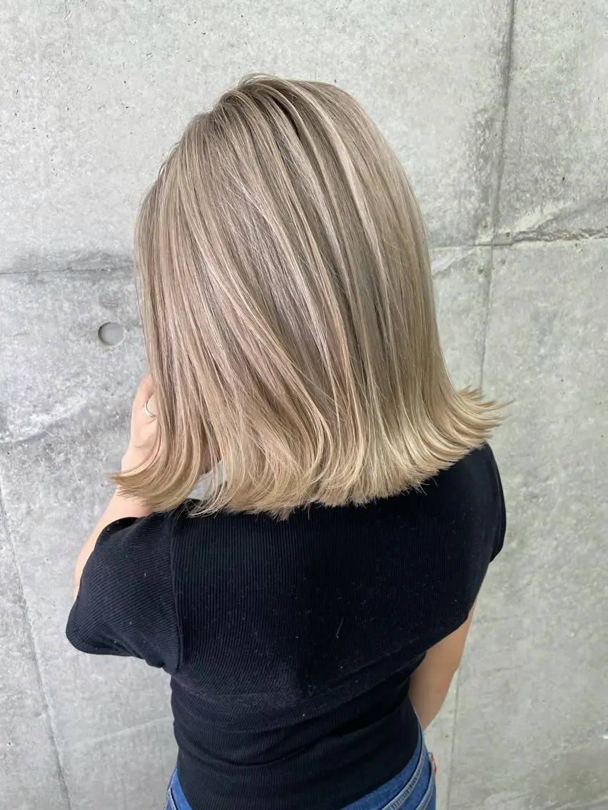 カラー ダブルカラー ハイトーンカラー 岡留 愛美のヘアスタイル