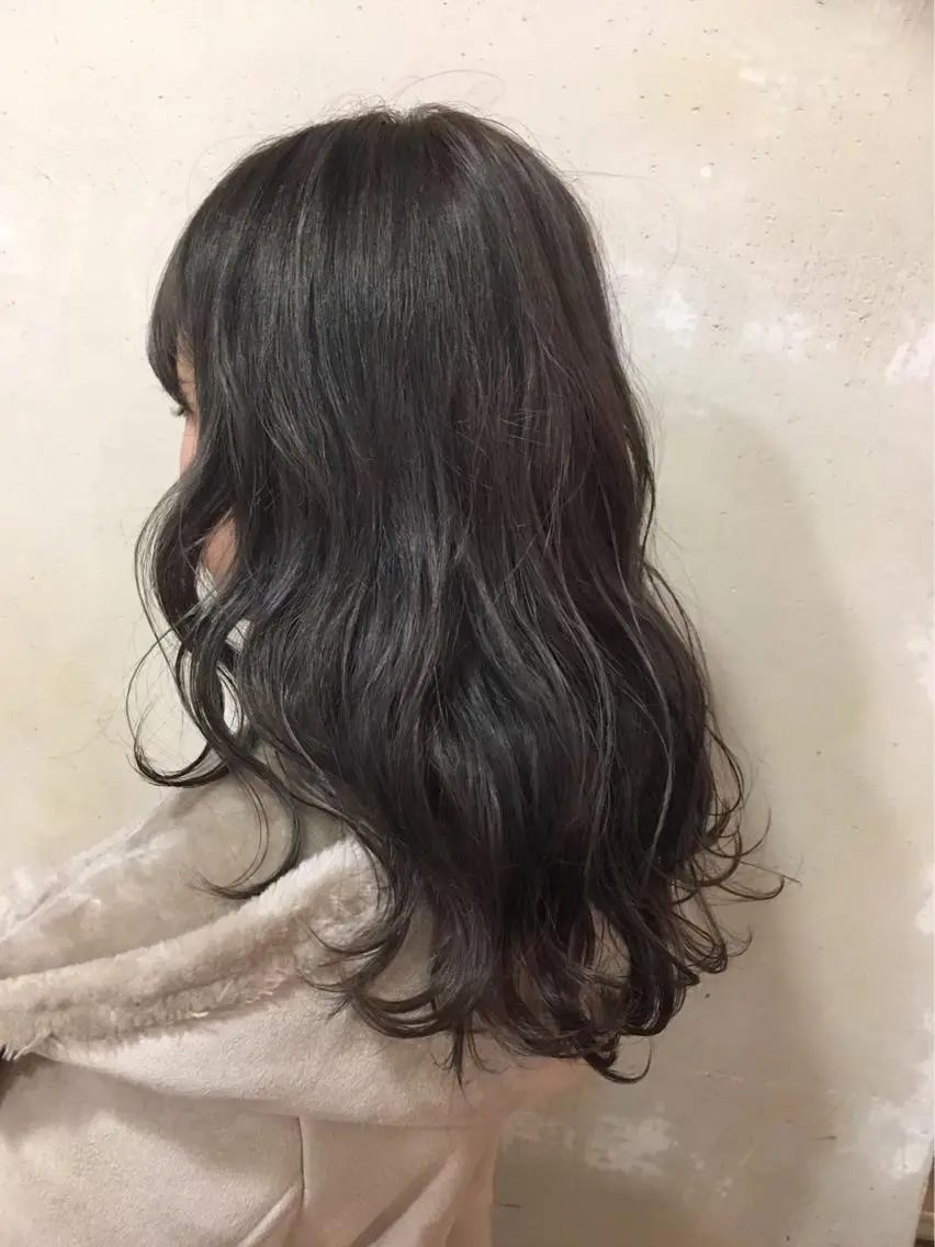 ロング カラー アッシュ グレージュ 森 早希絵のヘアスタイル