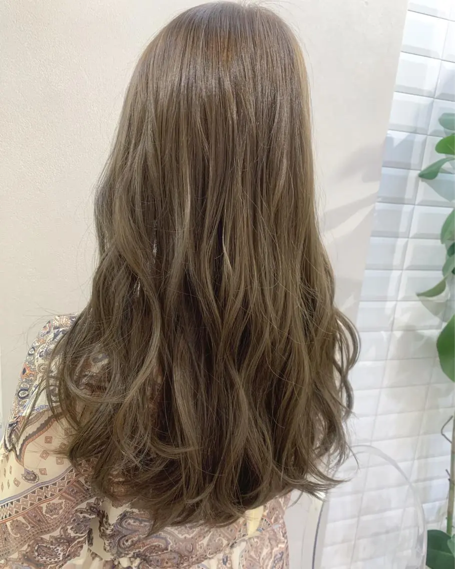 ロング カラー アッシュ ベージュカラー ブリーチ ブリーチなしカラー hubhair レイヤー/透明感のヘアスタイル
