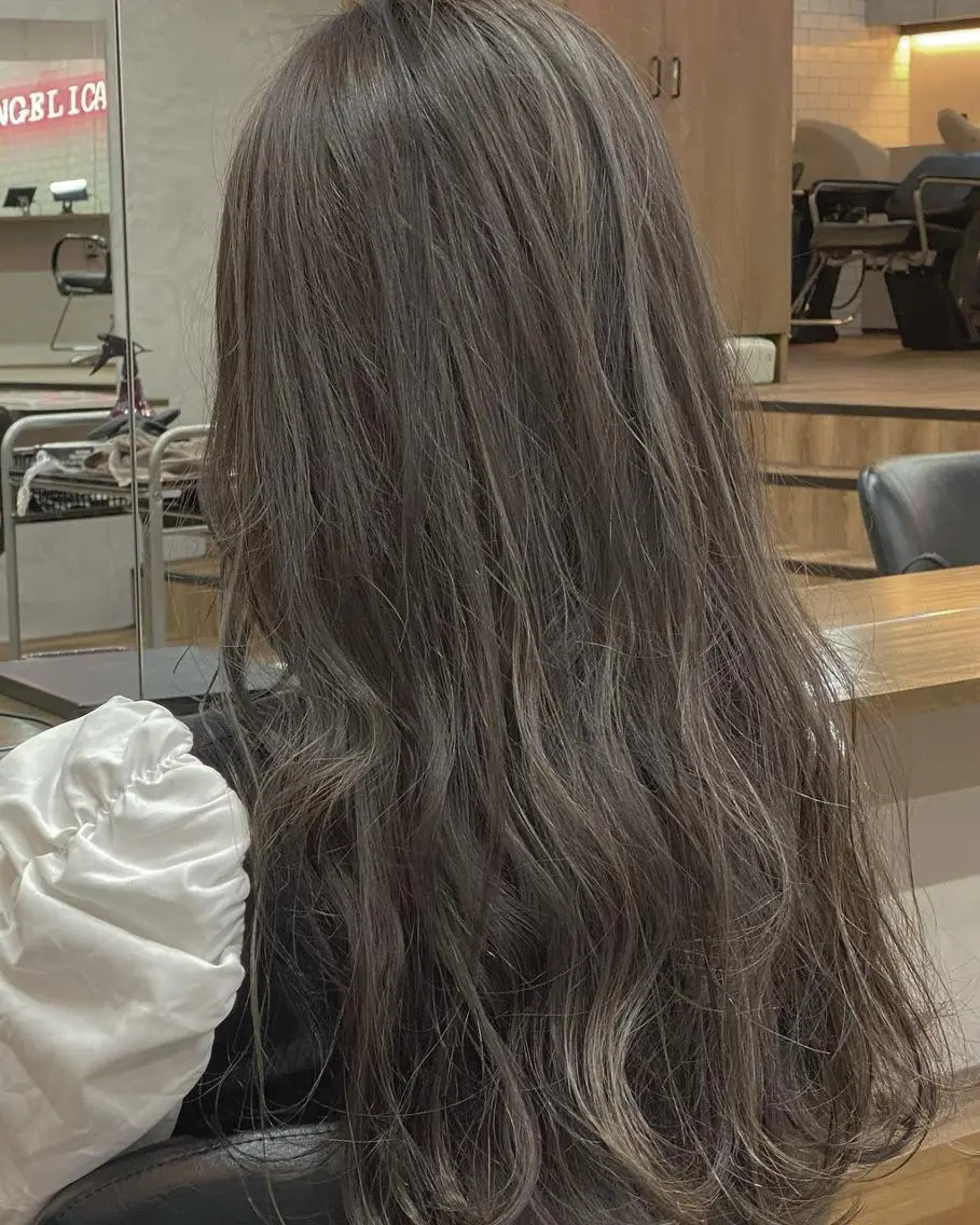 セミロング カラー グレージュ ハイライトカラー ハイライト ANGELICA 天理店のヘアスタイル