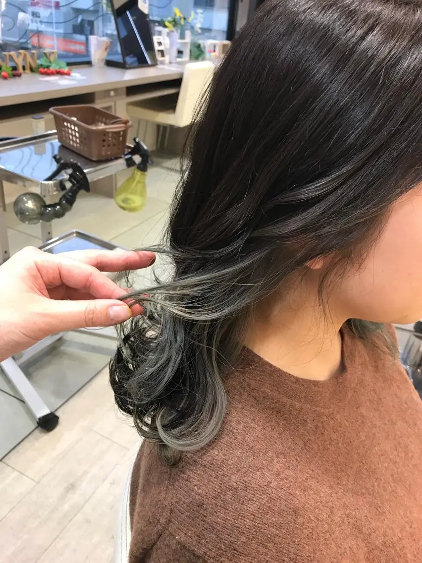セミロング カラー アッシュ インナーカラー ホワイトアッシュ カット ヘアカラー 松佐 ゆかりのヘアスタイル