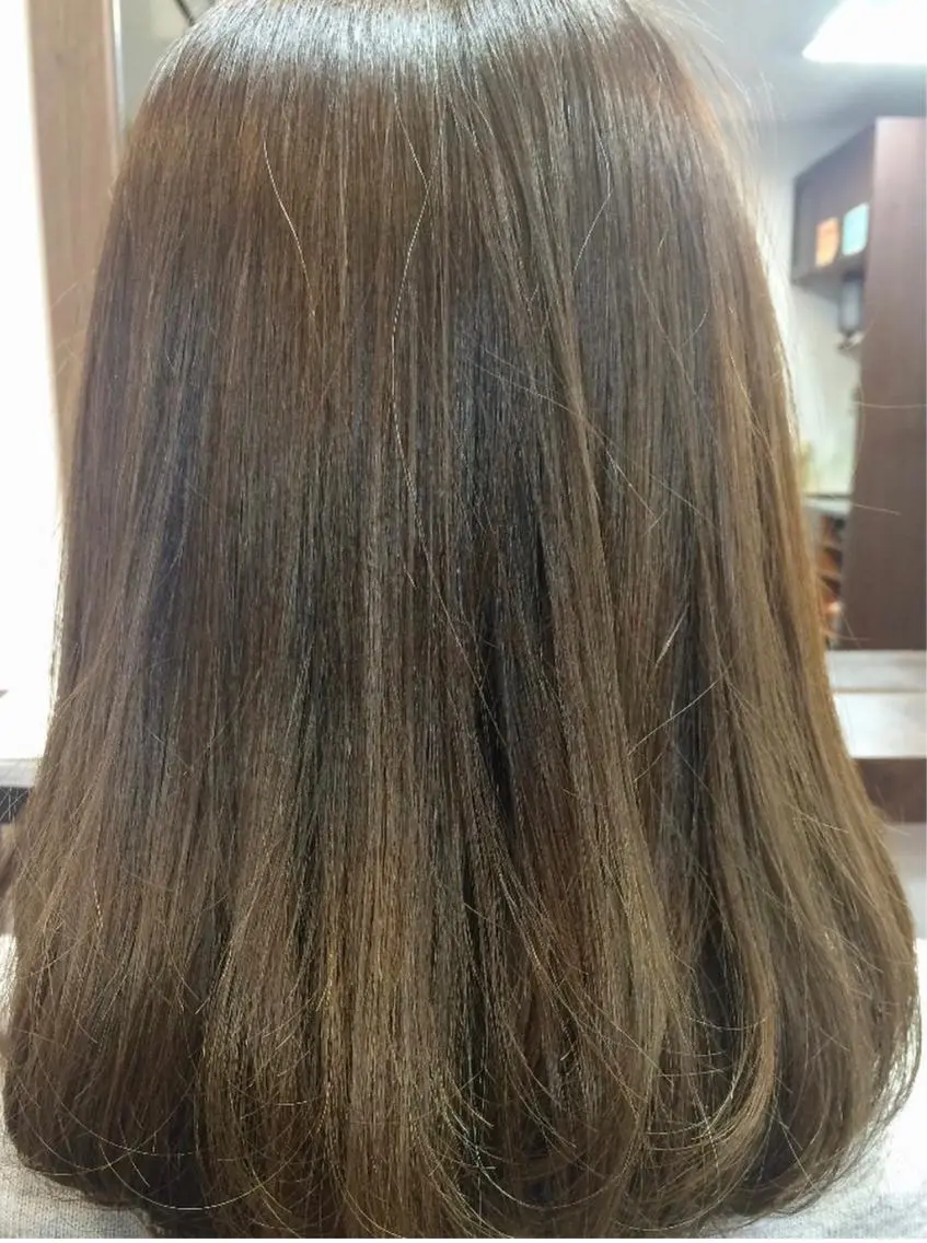 セミロング カラー アッシュ ベージュカラー イルミナカラー 古川 玲のヘアスタイル