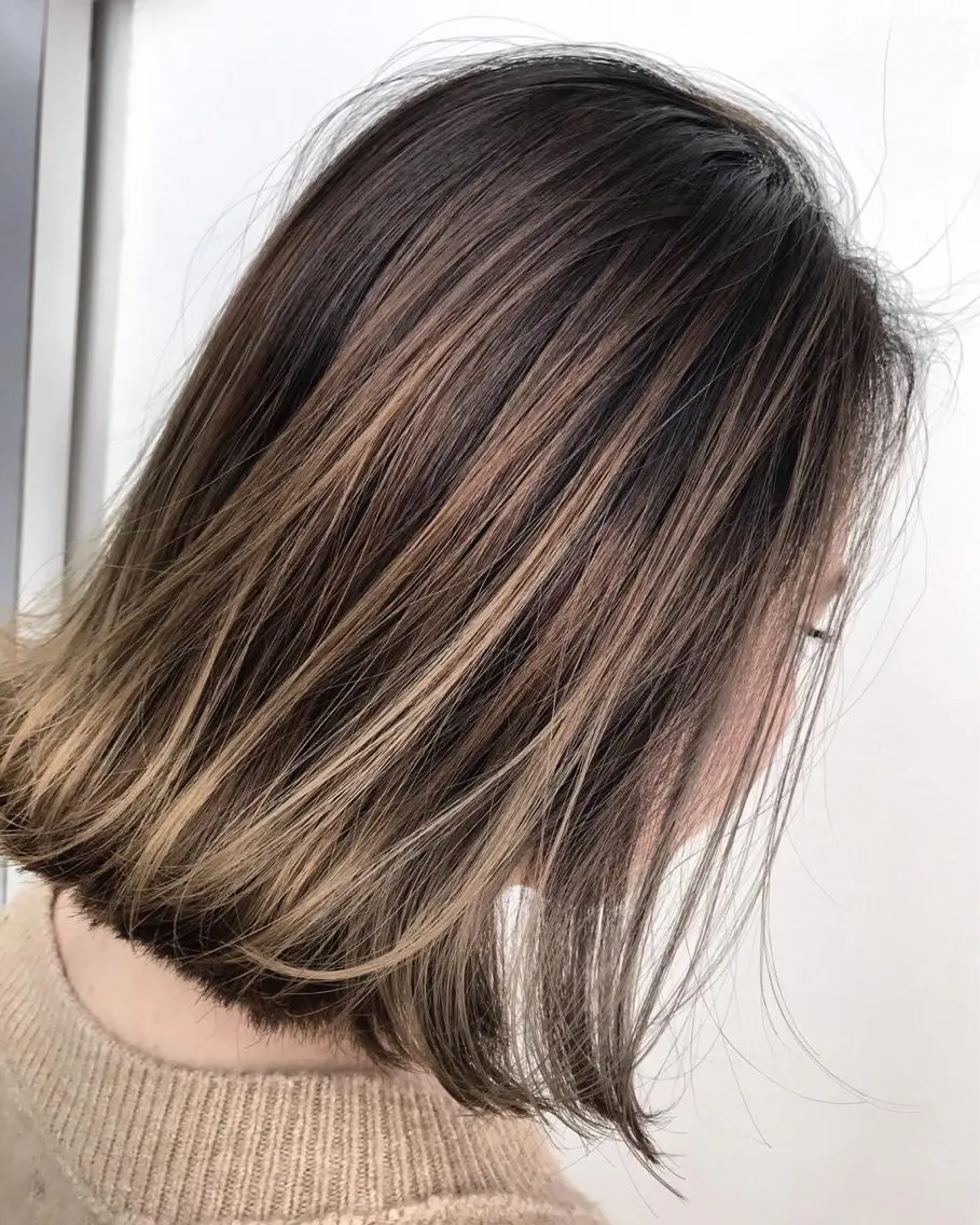 ミディアム レイヤーカット 白髪ぼかしハイライト めさきすずなのヘアスタイル