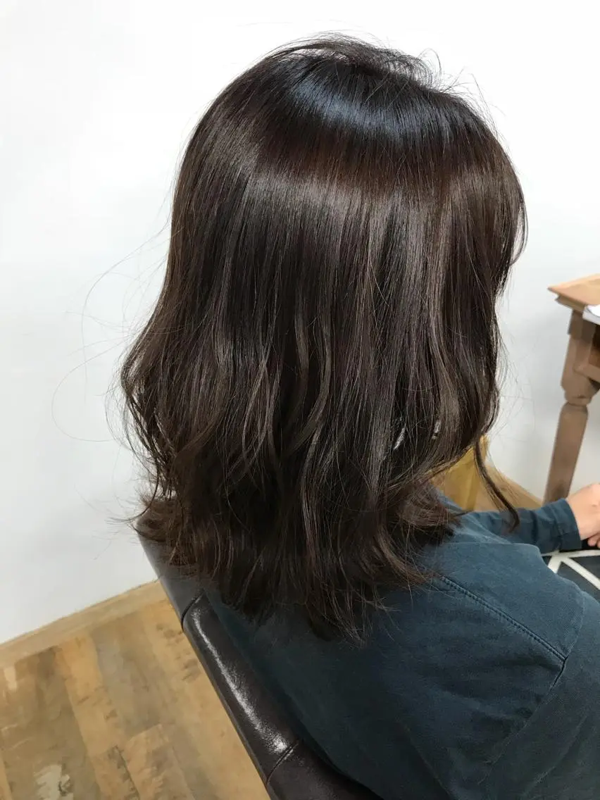 ミディアム カラー アッシュ アッシュブラウン ブラウンカラー yui .のヘアスタイル