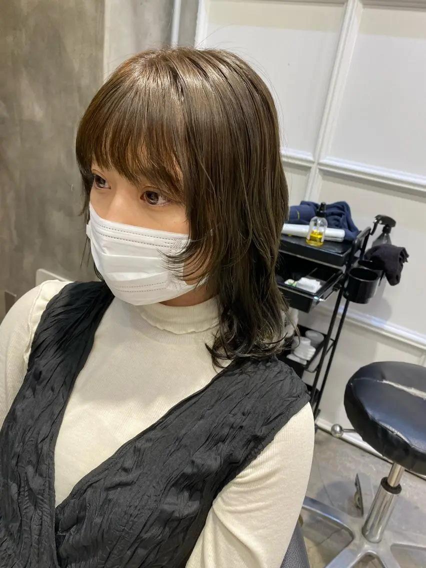 ミディアム カラー グレージュ カーキグレージュ 顔まわりレイヤー レイヤーカット 透明感カラー🌿 グレージュ🐺陽介のヘアスタイル