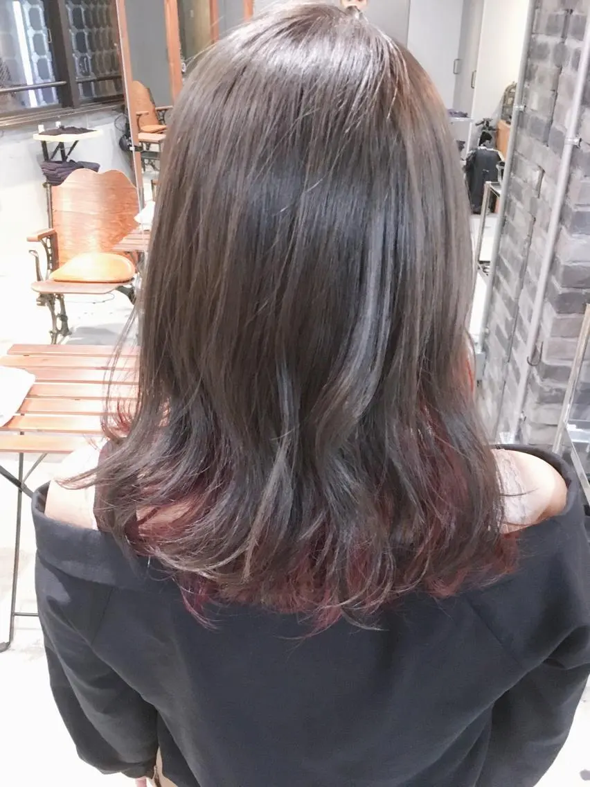 セミロング カラー グレージュ インナーカラー レッドカラー ルビー 代表 中島貴志のヘアスタイル