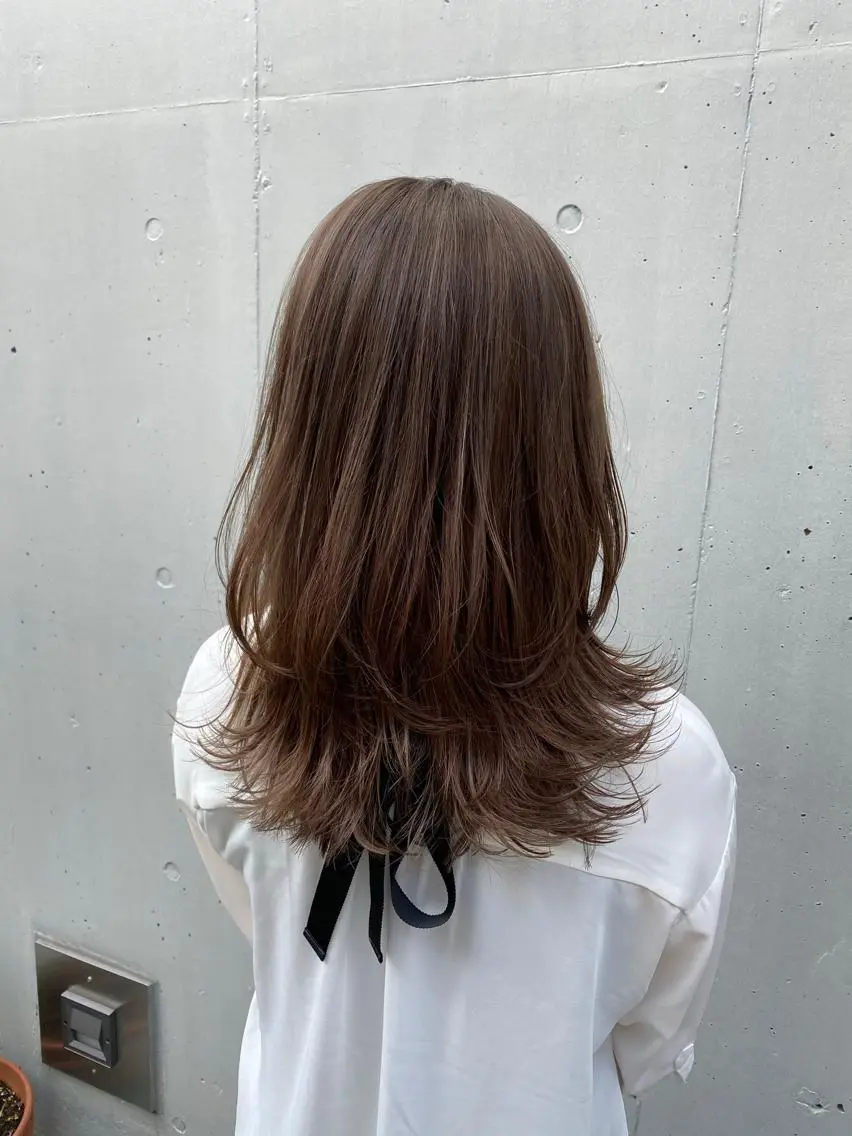 ミディアム カラー ベージュカラー 透明感カラー レイヤーカット ミディアムヘア🌼 さきのヘアスタイル