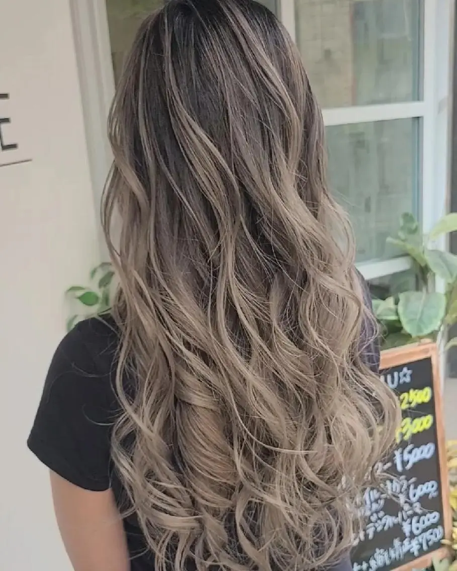 ロング カラー バレイヤージュ ブリーチ グラデーションカラー グレージュ レイヤーカット バレイヤージュ/ ハイライト/大内格のヘアスタイル
