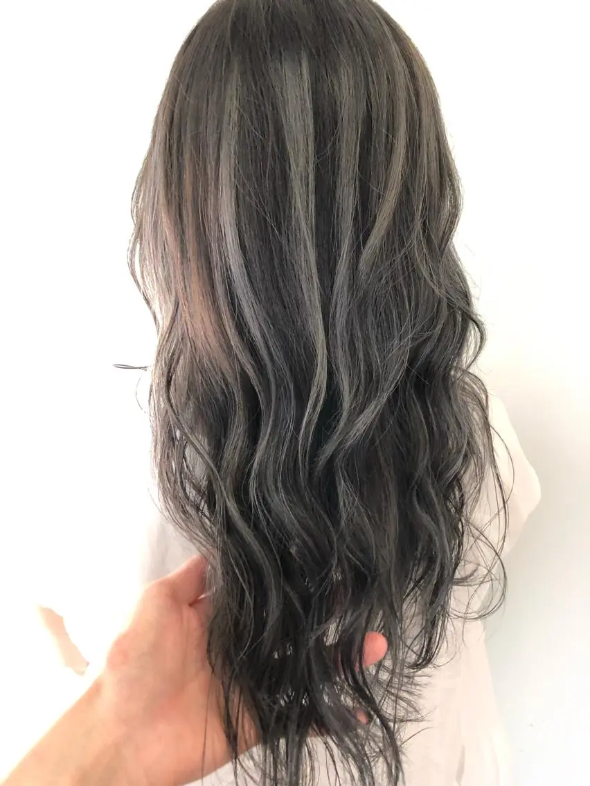 セミロング カラー グレージュ ハイライトカラー ハイライト ベイリコルド　アトリ 店長　宮城一真のヘアスタイル