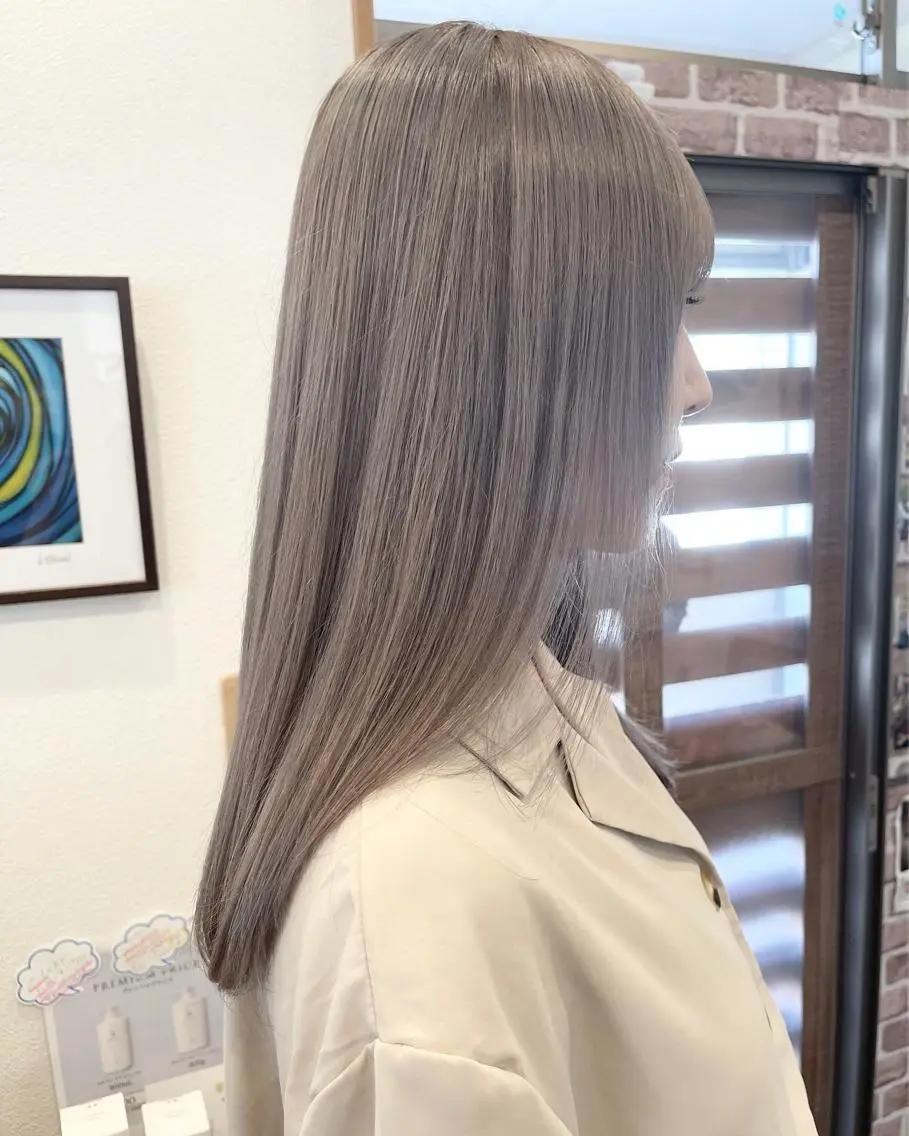 ロング カラー ブリーチ ハイトーンカラー シルバー トレンドパーマ 加藤菜月のヘアスタイル