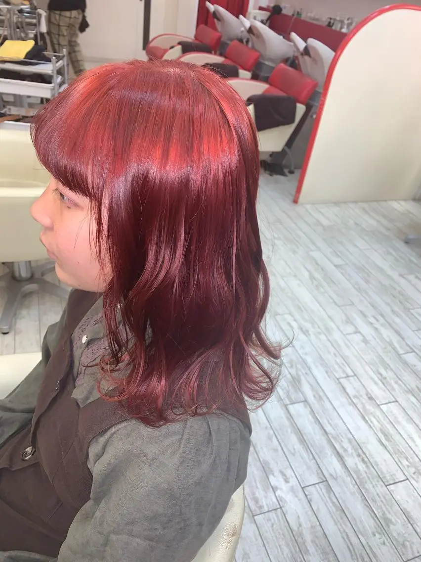 セミロング カラー ヘアアレンジ レッドカラー カット ヘアカラー 今村公介 ブリーチ特化、派手髪のヘアスタイル