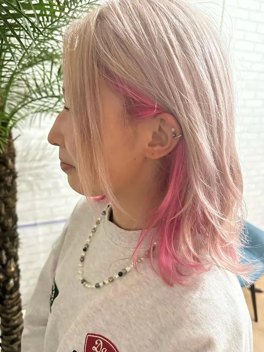 セミロング カラー ベージュカラー ブリーチ ピンクカラー ホワイトベージュ ココテラス メンズカットのヘアスタイル