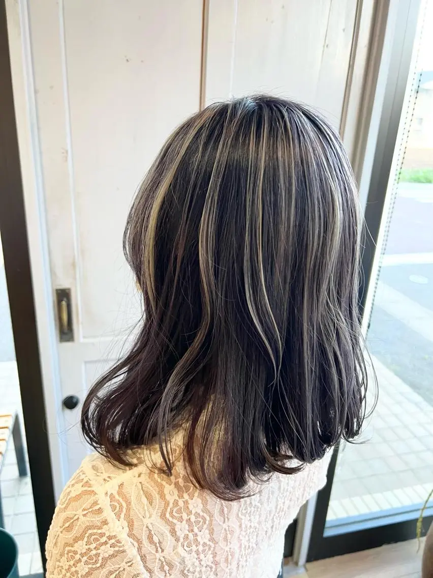 セミロング カラー ブリーチ ハイライトカラー バイオレットカラー ハイライト ヘアカラー トリートメント 堀 望美のヘアスタイル