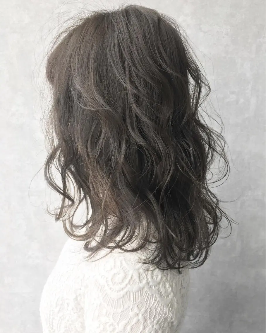 セミロング カラー グレージュ ハイライトカラー ハイライト レイヤーカット BLend 渋谷のヘアスタイル
