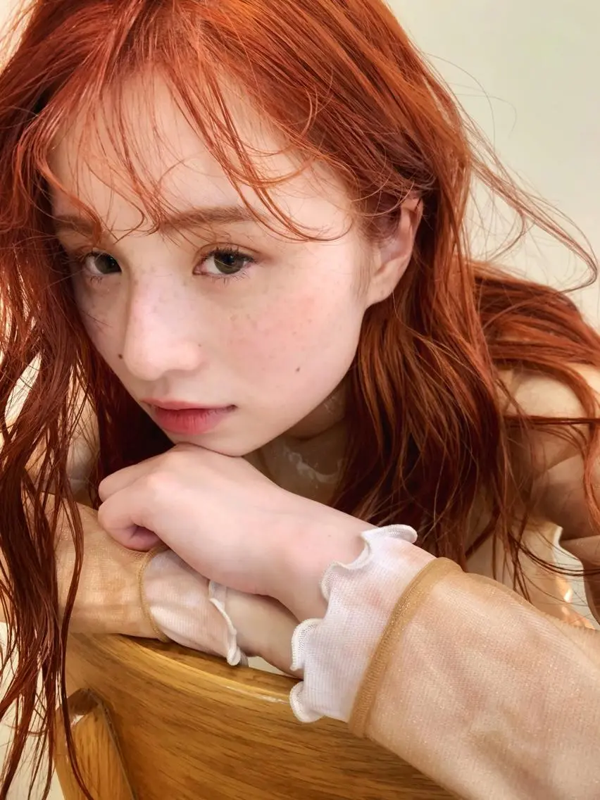 セミロング カラー オレンジ iLi 《イリ》のヘアスタイル