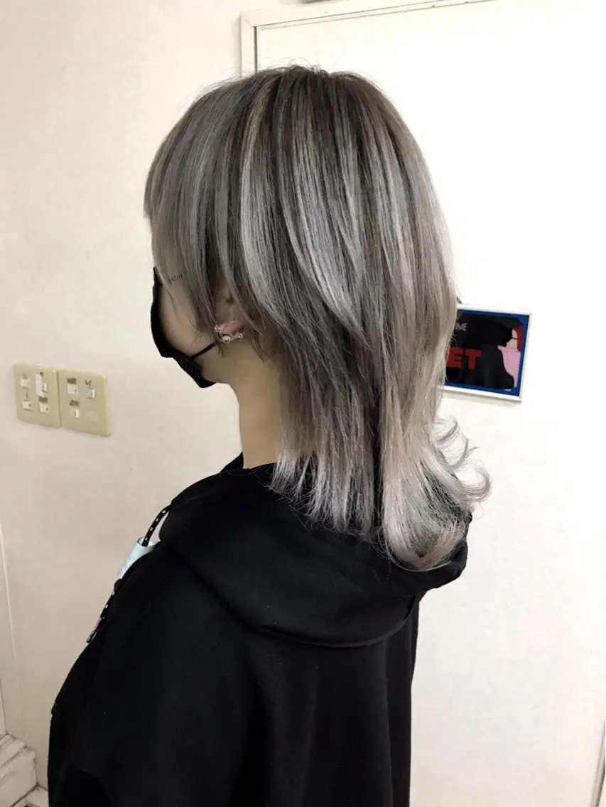 ミディアム カラー キッズ ブリーチ シルバー ウルフカット 三輪 太一のヘアスタイル