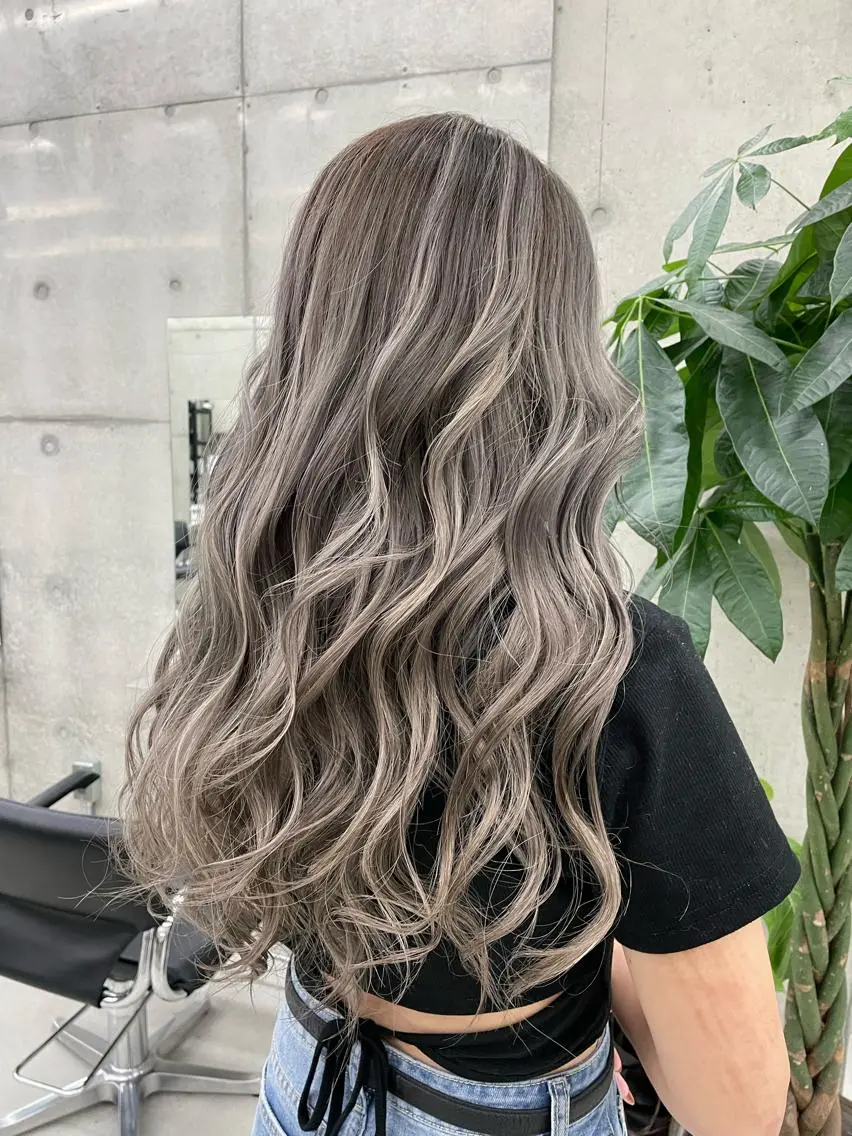 ロング カラー ハイライトカラー ハイライト 岡留 愛美のヘアスタイル