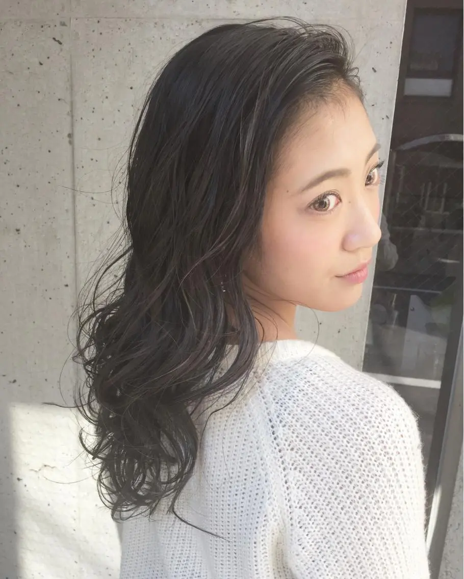 ショート ミディアム セミロング ロング カラー パーマ ヘアアレンジ メンズ キッズ ネイル マツエク・マツパ アッシュ ネイビーカラー 外国人風カラー ネイビー 小田部慎也 海外レイヤー×艶髪のヘアスタイル
