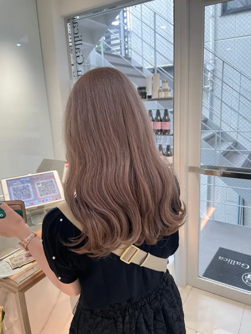 ロング カラー ヘアアレンジ ベージュカラー ミルクティーベージュ ヘアカラー トリートメント ヘッドスパ ヘアセット 艶カラー✨縮毛矯正✨ 翁長孝輔のヘアスタイル