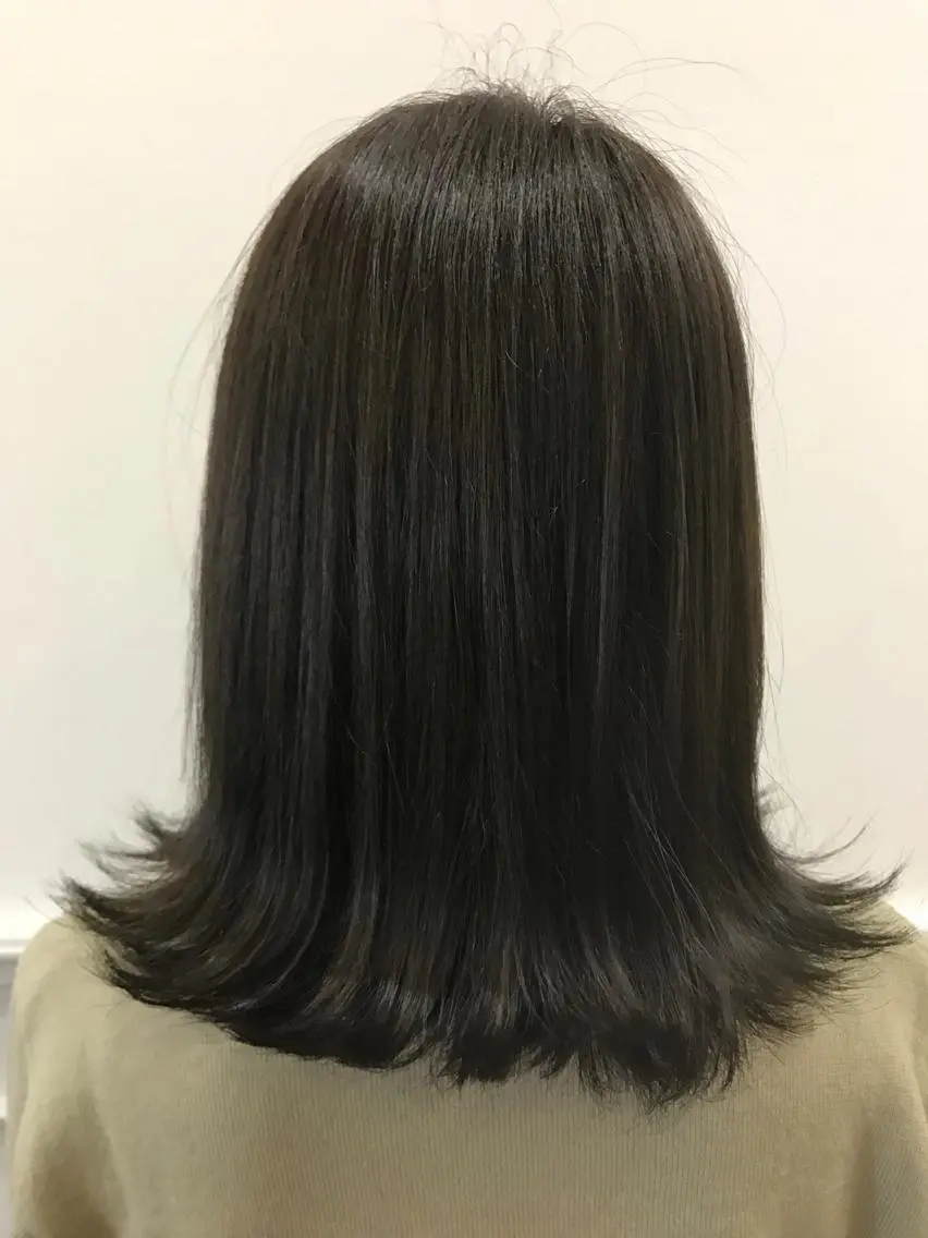 ミディアム カラー ダークグレー ダークグレージュ グレージュ 外ハネヘア ひろせ かなのヘアスタイル