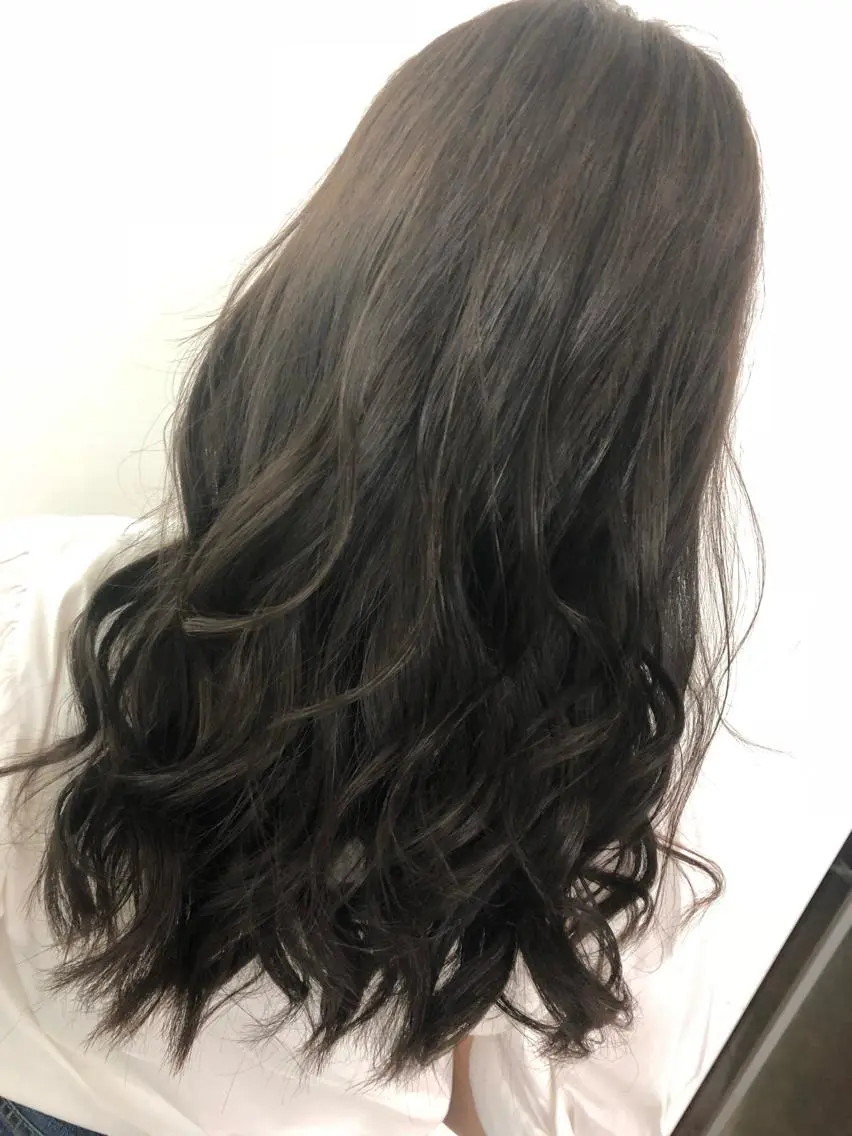 ロング カラー アッシュ ダークアッシュ 白髪ぼかしハイライト めさきすずなのヘアスタイル