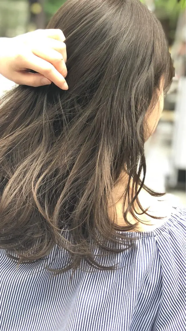 セミロング カラー ブリーチ グレージュ ブリーチなしカラー ヘアカラー トリートメント 及川 祐輔のヘアスタイル
