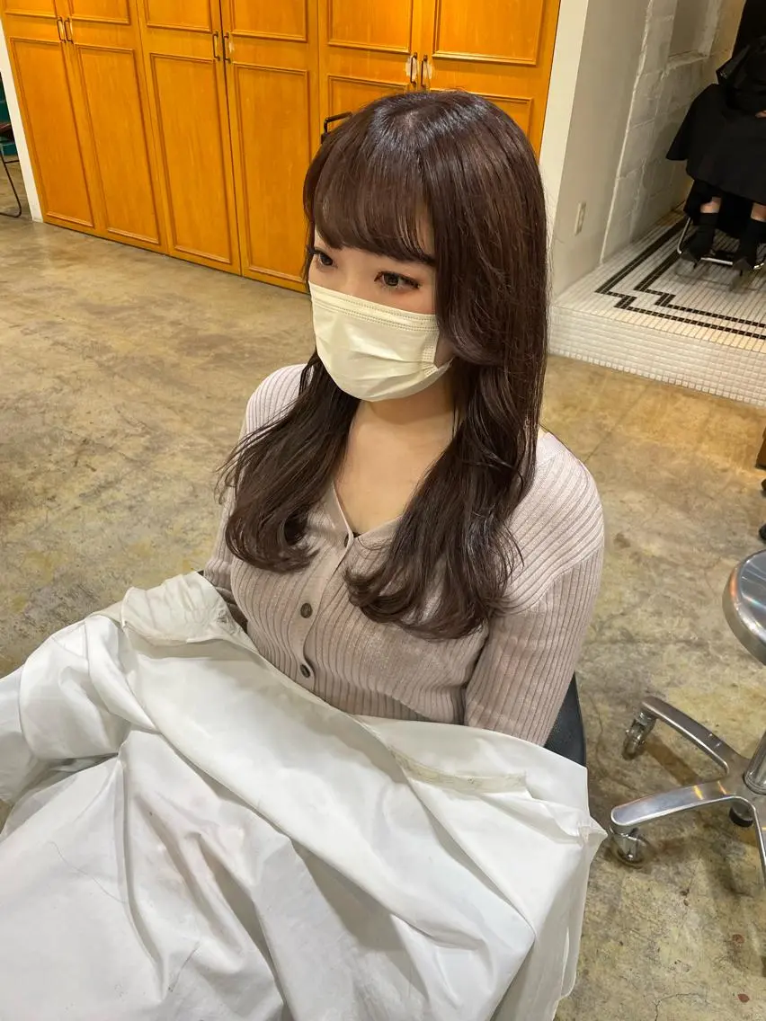 ロング ラベンダーベージュ ヘアカラー トリートメント MIOベージュカラー 柔らかいカラーのヘアスタイル
