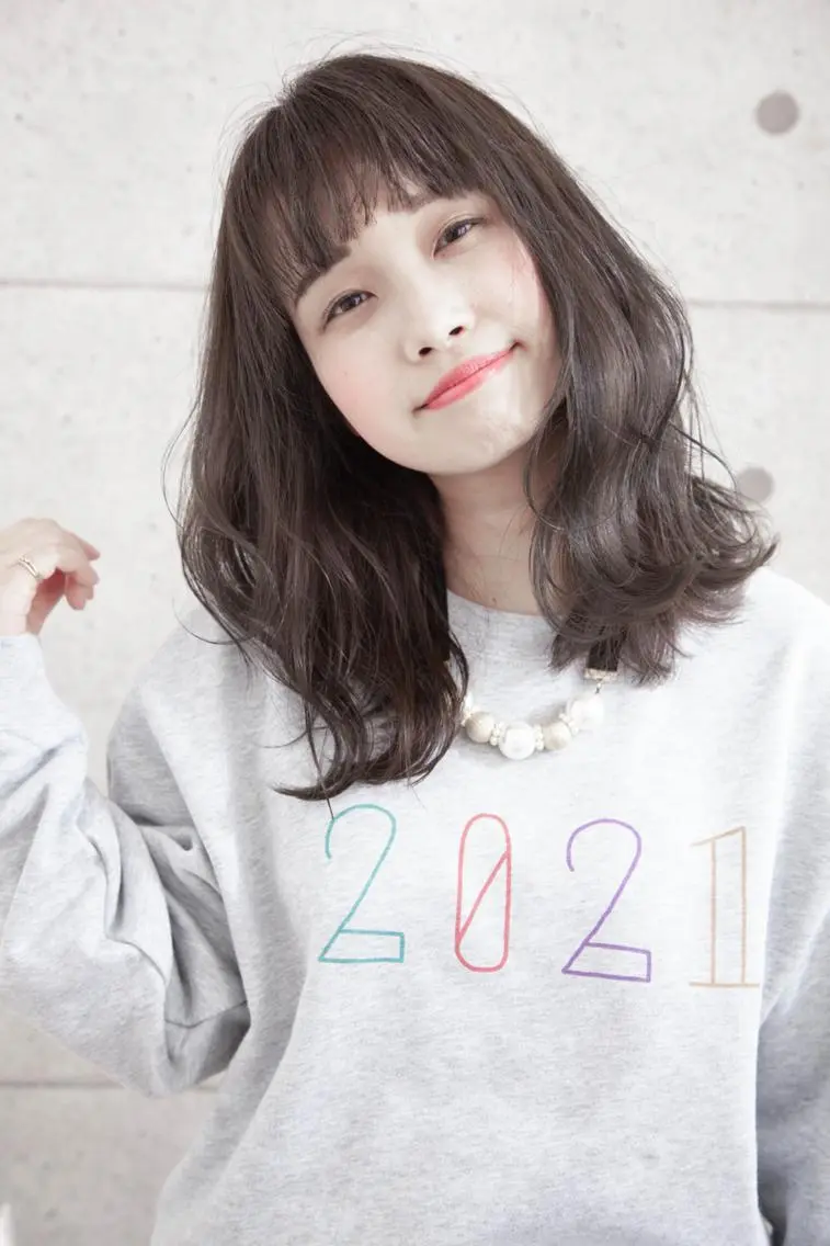 ミディアム HITOMI .のヘアスタイル
