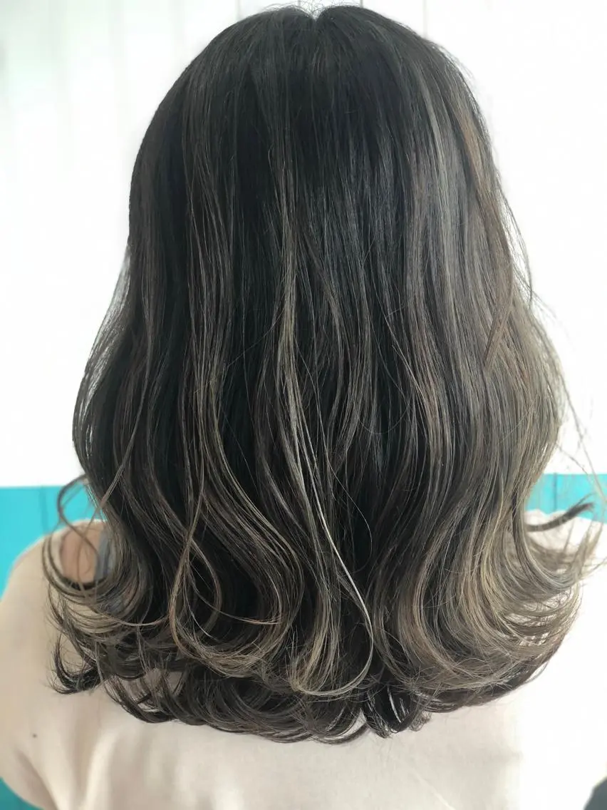セミロング カラー アッシュ ハイライトカラー ミルクティーアッシュ ハイライト ヘアカラー トリートメント Snaly カラー特化ページのヘアスタイル