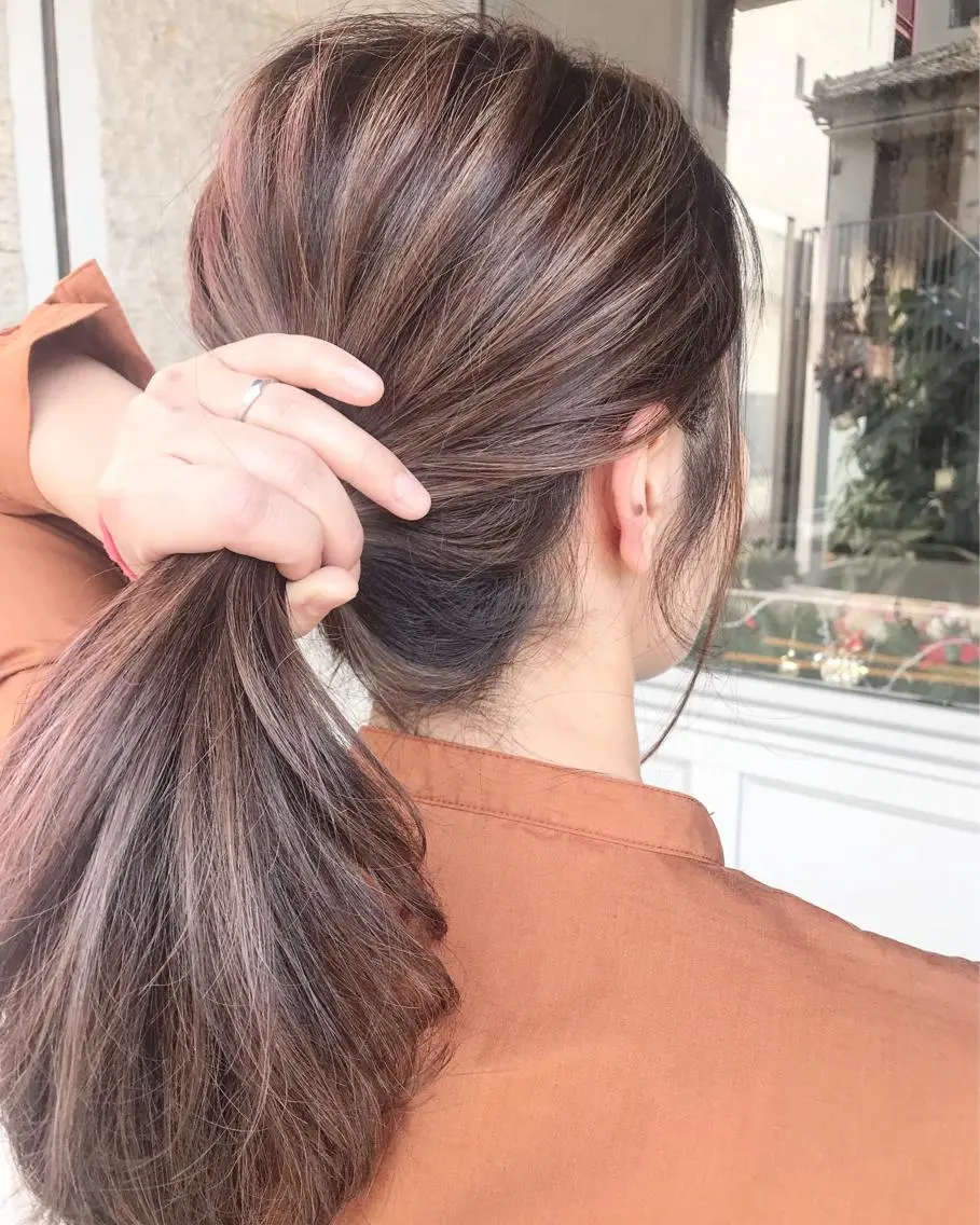 ミディアム カラー ヘアアレンジ お団子ヘア 切りっぱなしボブ バレイヤージュ ブリーチ グラデーションカラー Mariana/ 鶴原-ハイライトのヘアスタイル