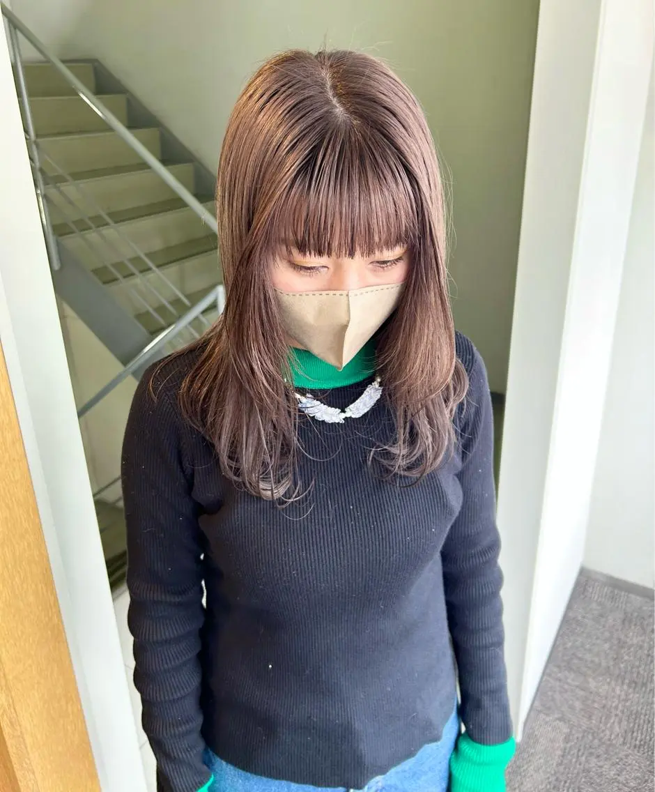 ミディアム カラー パーマ ヘアアレンジ グレージュ 顔まわりレイヤー レイヤーカット デザインカラー/ボブ ブリーチカラー/ユリのヘアスタイル