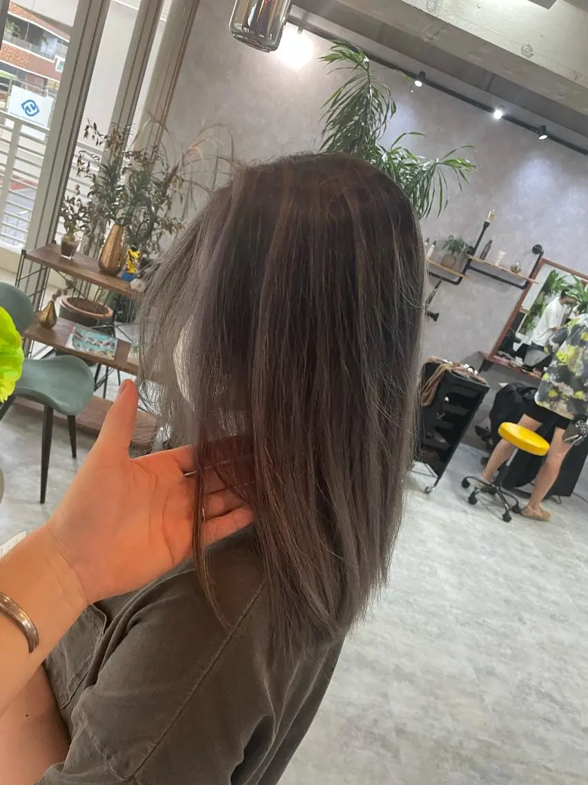 セミロング レイヤーカット andKおもろまち店 艶ダブルカラー✨のヘアスタイル