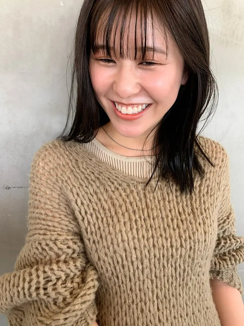 セミロング カラー グレージュ 榑松 恵里のヘアスタイル