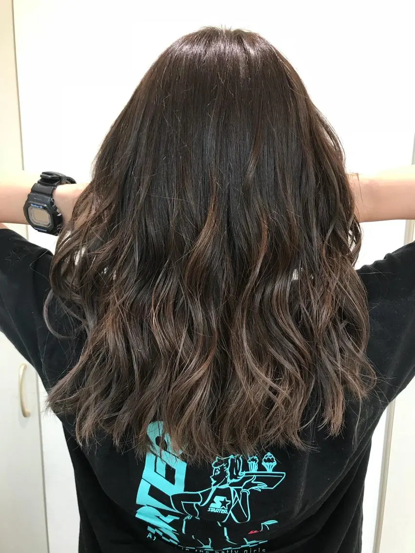 ミディアム カラー グラデーションカラー 清藤綾/脱白髪染め 白髪ぼかしハイライトのヘアスタイル
