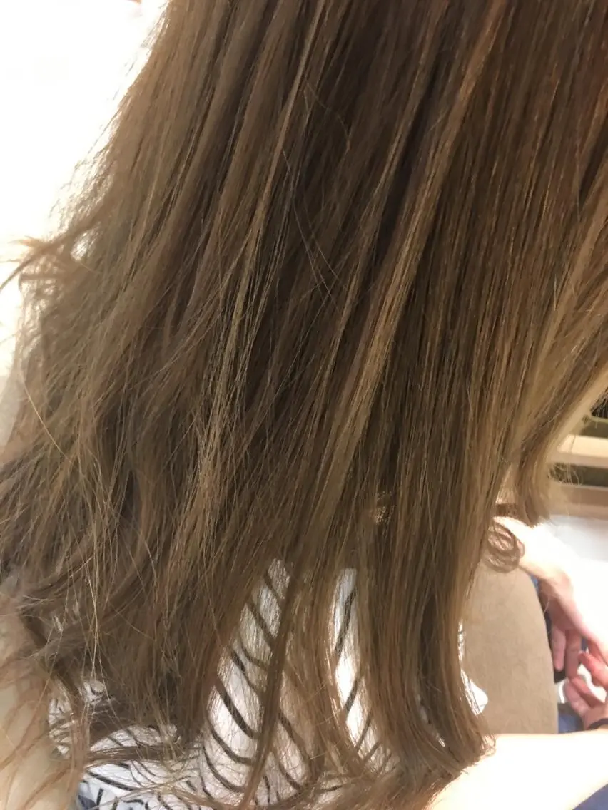ロング カラー ベージュカラー ブリーチ オリーブベージュ 小田原NO1 美容師 飯田飛翔のヘアスタイル