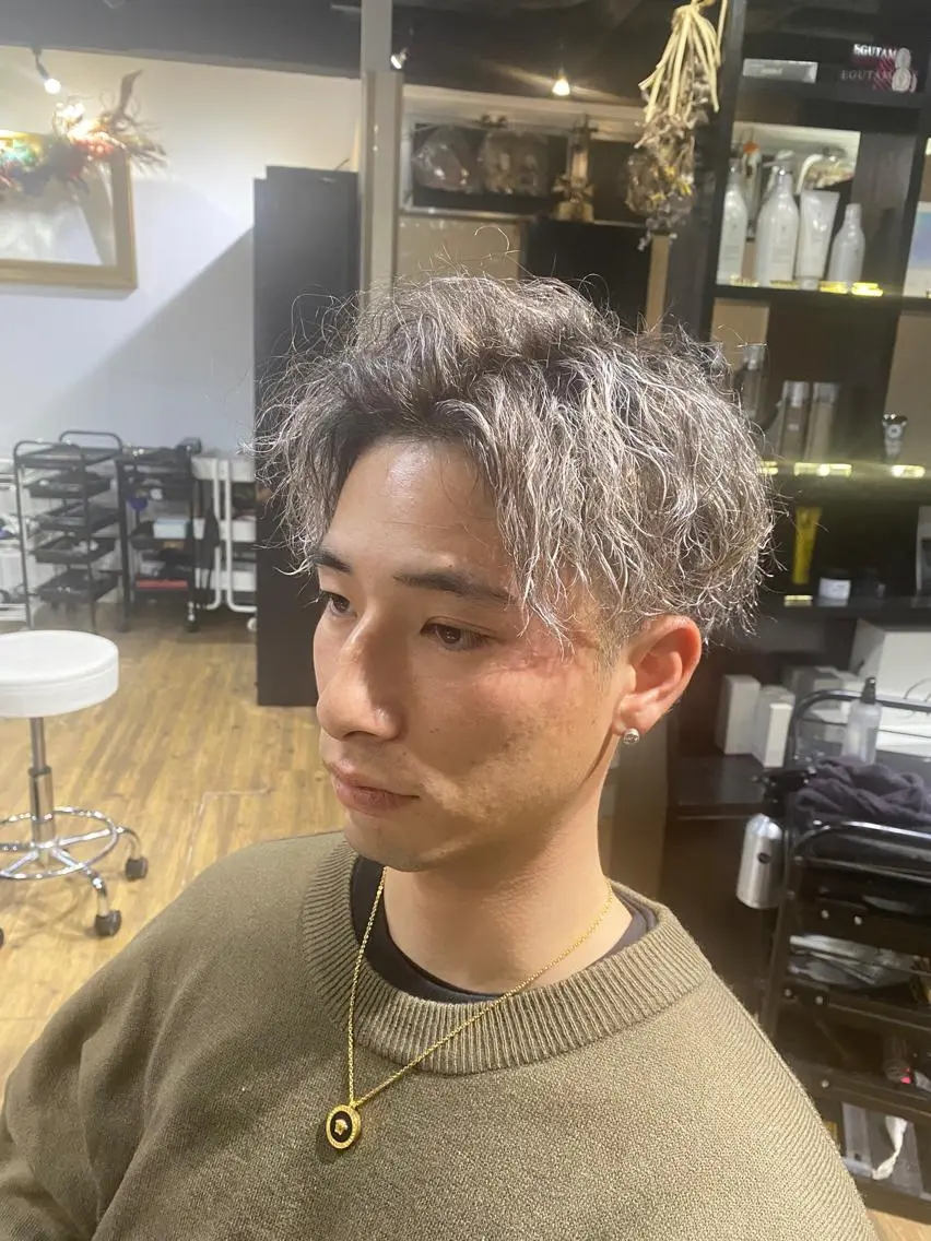 カラー パーマ ハイライトカラー ツイストパーマ ヘアカラー トリートメント 山影✨バレイヤージュ ハイライト✨メンズ◎のヘアスタイル