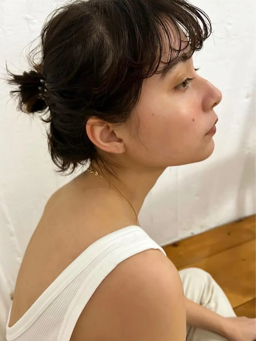 ミディアム カラー ヘアアレンジ お団子ヘア アッシュ ベージュカラー みやけ ひなのヘアスタイル