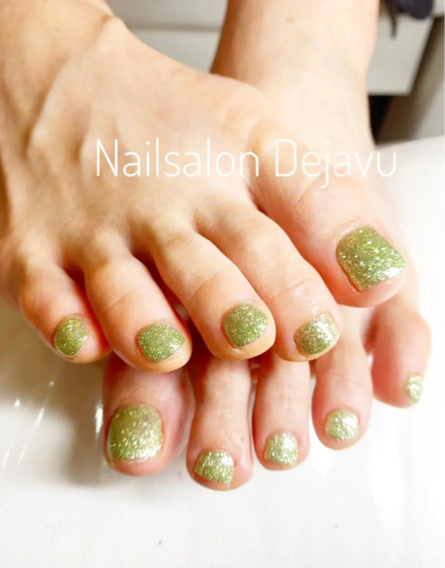ネイル アートネイル フットネイル グリーン ラメ(グリッター) シルバー Nail salon Dejavu 🌿のネイルデザイン