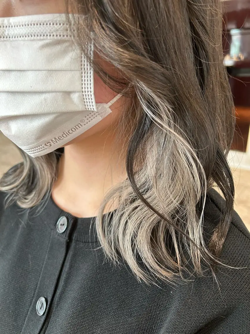 ミディアム カラー ブリーチ 透明感カラー インナーカラー 櫟本 来夢のヘアスタイル