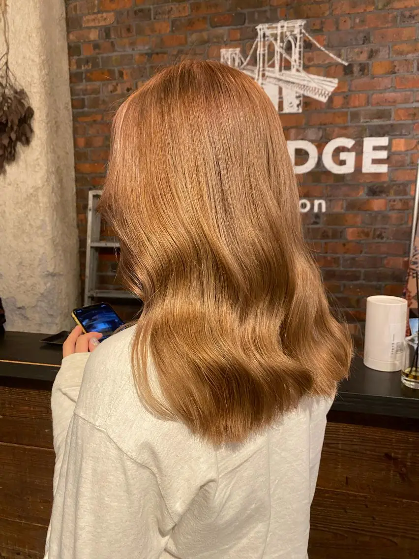 ミディアム カラー ベージュカラー ブリーチ ハイトーンカラー ミルクティーベージュ the BRIDGE 加藤みのりのヘアスタイル