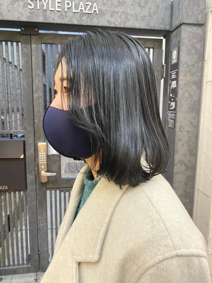 ミディアム カラー グレージュ ネイビーカラー ウルフカット／吉村 桃子のヘアスタイル