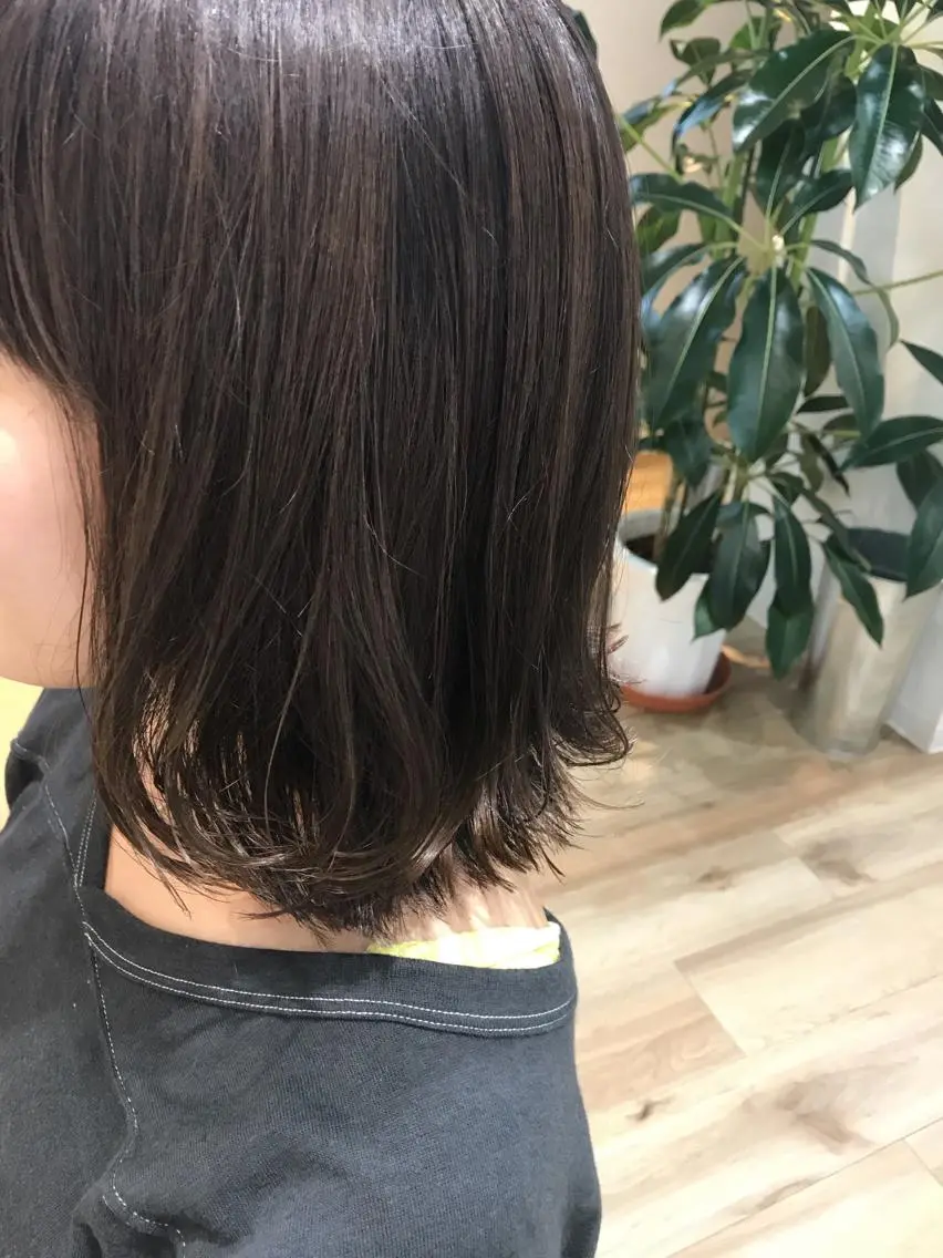 ミディアム カラー 切りっぱなしボブ グレージュ オリーブグレージュ オリーブグレー ボブ カット ヘアカラー 稲荷 友美のヘアスタイル