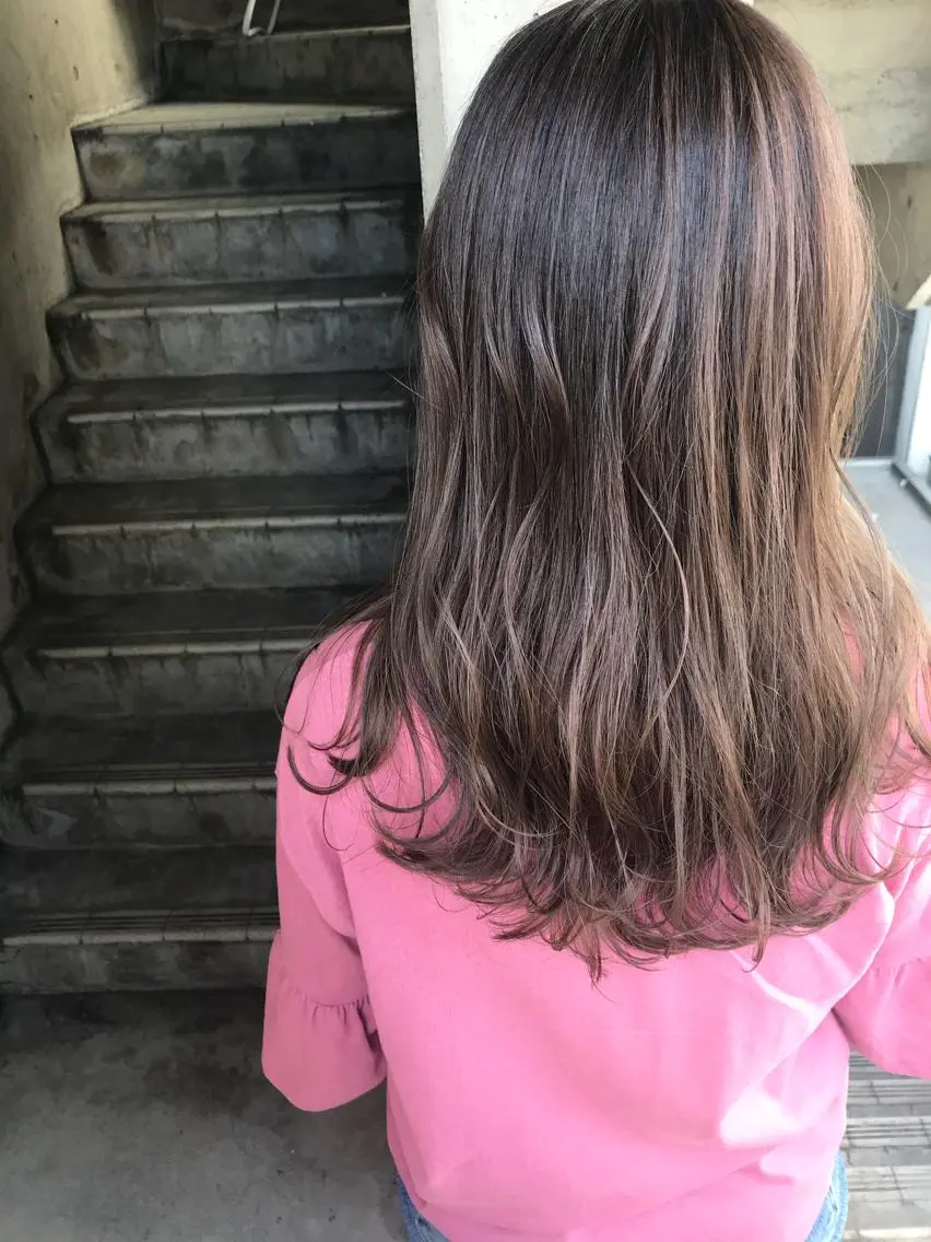 ロング カラー グレージュ ヘアカラー トリートメント 成松 勇治のヘアスタイル