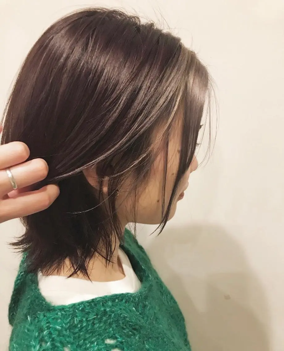 ミディアム カラー ブリーチ ボルドーカラー 顔周りカット mayo 🐄🌈のヘアスタイル