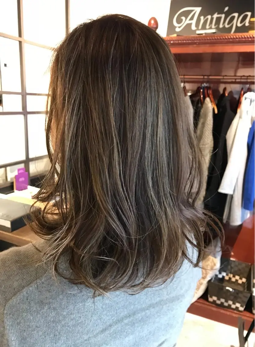 ミディアム カラー パーマ グレージュ ハイライトカラー ハイライト 二児のパパで店長な 戸田健治のヘアスタイル
