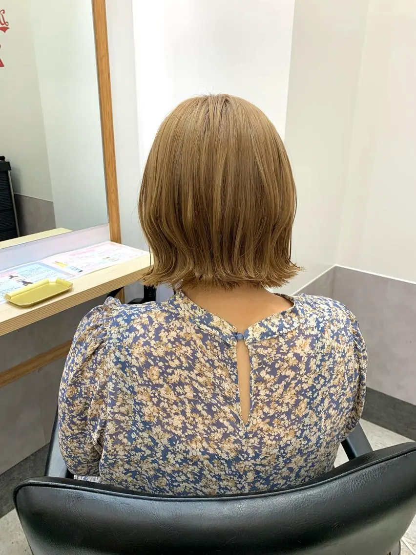 ミディアム ボブ カット トリートメント SAKINO ベージュカラーのヘアスタイル