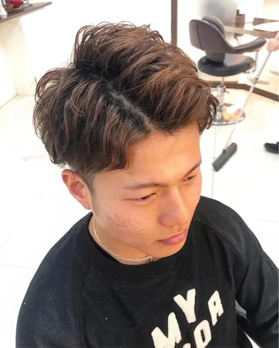 ショート カラー パーマ メンズ センターパート メンズパーマ スパイラルパーマ 🟦横浜駅メンズパー マ｜小上馬淳司🟦のヘアスタイル